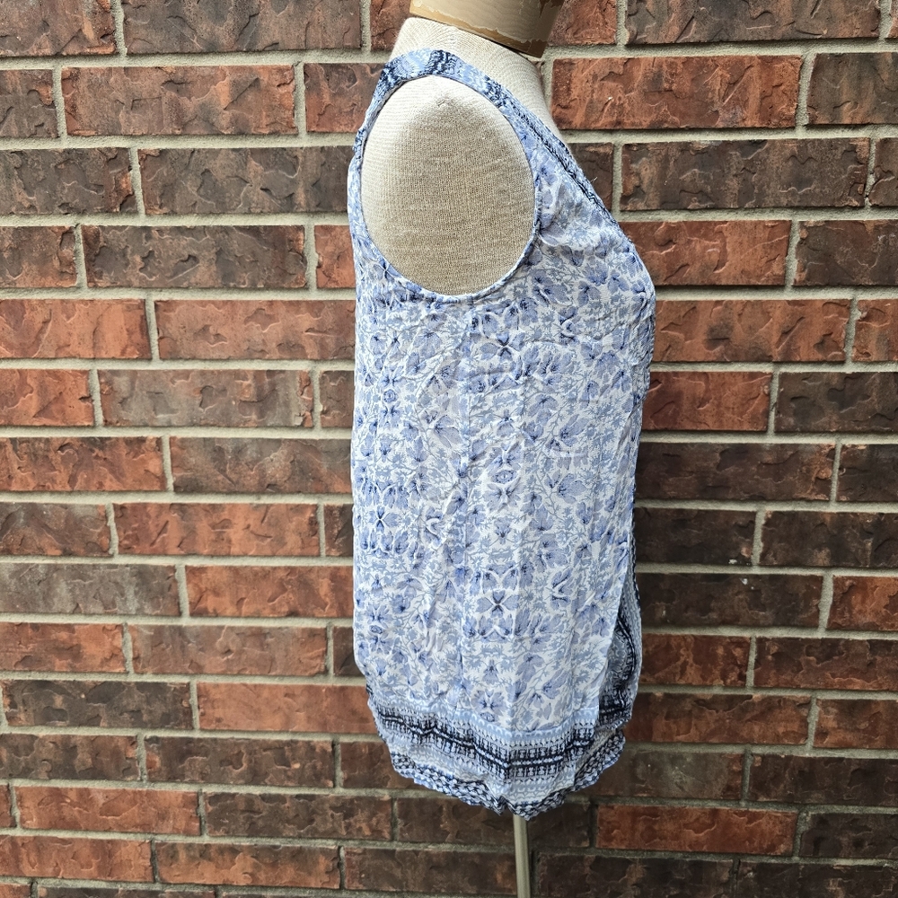 Lucky Brand Women’s Blouse  Summer Blue White Floral Geo Sleeveless Size XS - Picture 4 of 9